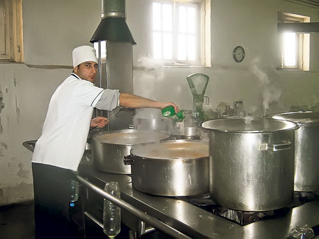 Bucătăresele de la Penitenciarul Jilava au pregătit masa de Sărbători pentru cei 1.700 de deţinuţi | Vezi CE MĂNÂNCĂ NĂSTASE în seara de Crăciun | FOTO