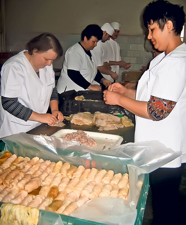 Bucătăresele de la Penitenciarul Jilava au pregătit masa de Sărbători pentru cei 1.700 de deţinuţi | Vezi CE MĂNÂNCĂ NĂSTASE în seara de Crăciun | FOTO