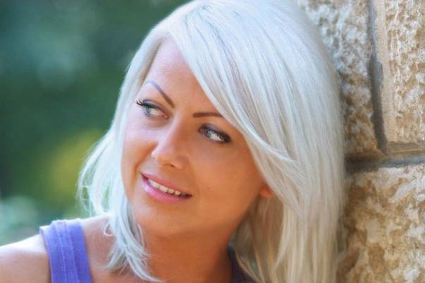 O frumoasă blondă de la noi, DEVASTATĂ pentru că a POZAT GOALĂ