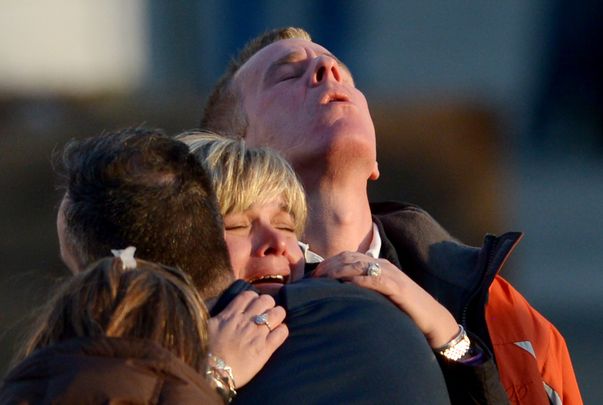 FOTOGRAFIA SFÂŞIETOARE care a făcut ÎNCONJURUL LUMII, după TRAGEDIA DIN CONNECTICUT