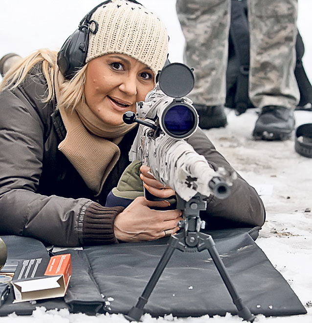 Foc de voie! Sportivii Ion Oncescu şi Ciprian Sora şi cântăreţele Nicola şi Sophia s-au antrenat cu lunetiştii SIAS | FOTO