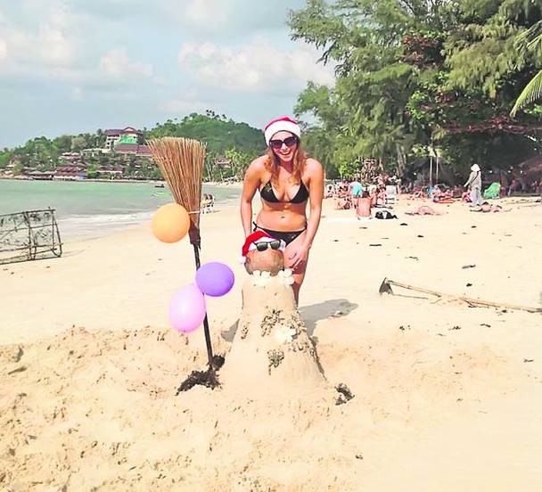 Monica Roșu, alături de omul de... nisip