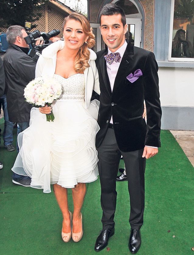 Libertatea vă prezintă nunţile anului 2012 în fotbalul românesc, capitol la care «campioni» sunt stelistul Laurenţiu Reghecampf şi Anamaria Prodan: «Ne iubim atât de mult, că ne căsătorim în fiecare an!»