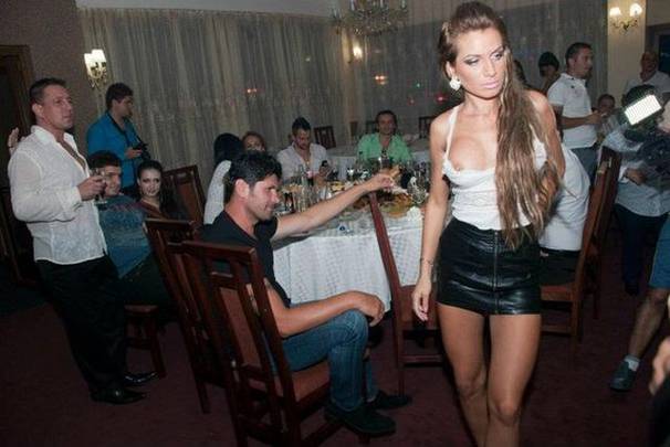 Cu SFÂRCURILE la vedere! Vedete de la noi, SURPRINSE în IPOSTAZE RUȘINOASE | FOTO