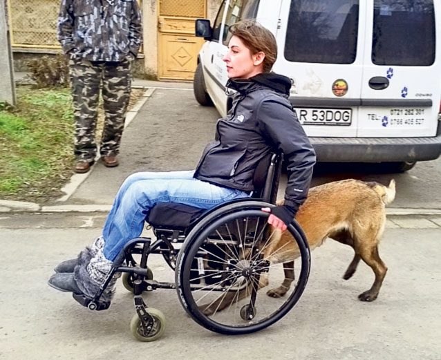 Căţeluşa Rubini a devenit prietena de nădejde a unei tinere cu dizabilităţi din Arad