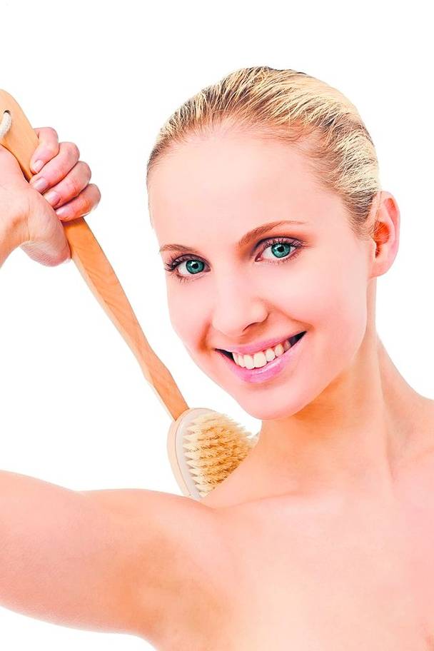 Un masaj înainte de duș destupă porii, ajutând pielea 