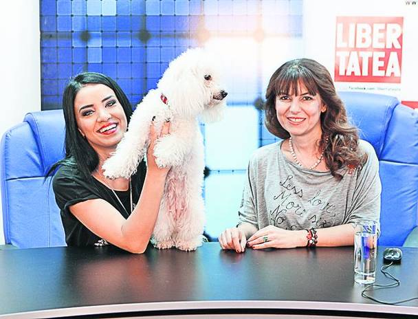Adelina și colega noastră, Mirela Dinică, s-au jucat cu cățelușul vedetei