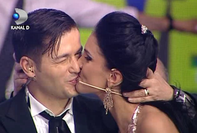 Nu credeai c-o să-i vezi așa! Adelina și Vârciu, SĂRUT la TV! VIDEO