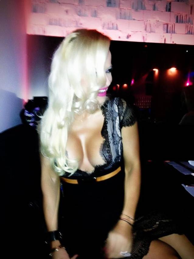 Cântăreața care și-a băgat admiratorii în boală cu decolteul obraznic. O recunoști?