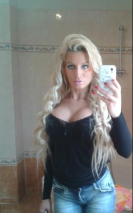Casandra Ogică, POZE DE PIŢIPOANCĂ, LA TOALETĂ! Uite cum se afişează pe Facebook | FOTO ÎN ARTICOL