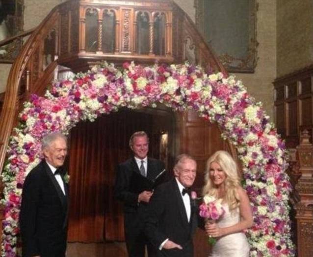 Până la urmă a făcut-o! Hugh Hefner S-A ÎNSURAT cu cea care îl părăsise în fața altarului! Intră să-i vezi pe MIRI!!