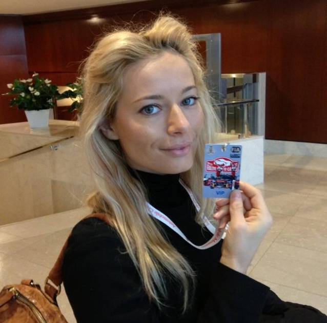 IMAGINEA prin care Laura Cosoi ŞI-A ŞOCAT FANII: "Arăţi ÎMBĂTRÂNITĂ!". Tu ce crezi? | FOTO ÎN ARTICOL