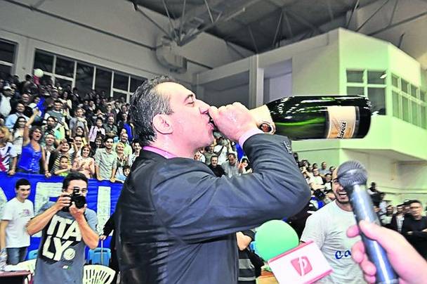 Dado, savurând şampania învingătorilor