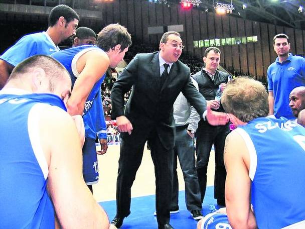 Arnautovici (în costum) e un vulcan pe bancă: aici, sever cu baschetbaliştii săi, cărora le explică o schemă de atac