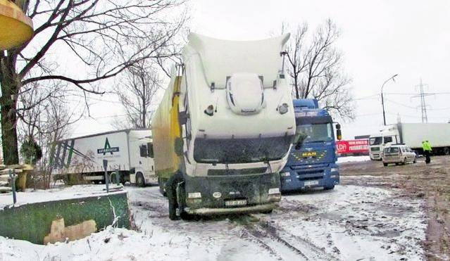 Ninsoarea le-a dat bătăi de cap şoferilor, dar le-a adus bucurie celor aflaţi în vacanţă