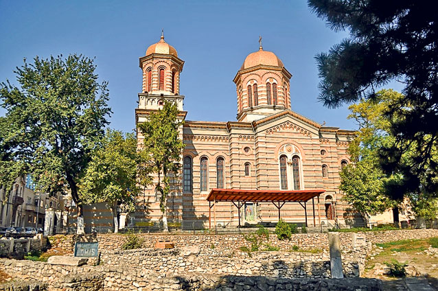 Un popă făcea trafic cu etnobotanice ascunse în cărţi!