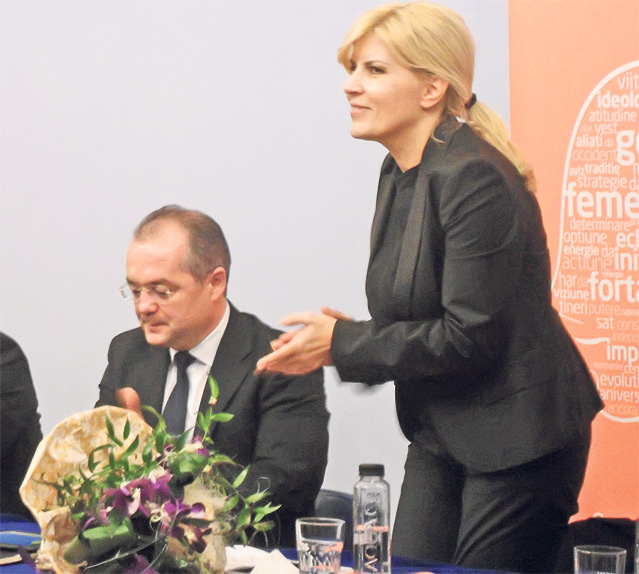 Elena Udrea a ascultat sfatul preşedintelui Băsescu şi şi-a «cuminţit» garderoba