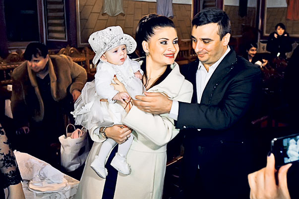 Manelistul Liviu Mititelu şi-a serbat reuşita la Eurovision cu o blondă