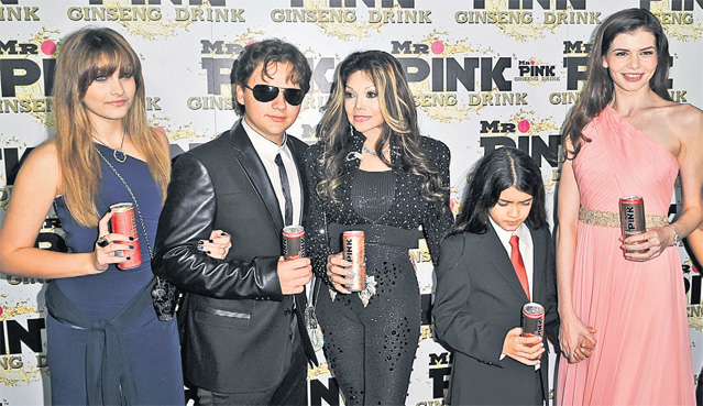 Moni, la cuțite cu Lindsay Lohan