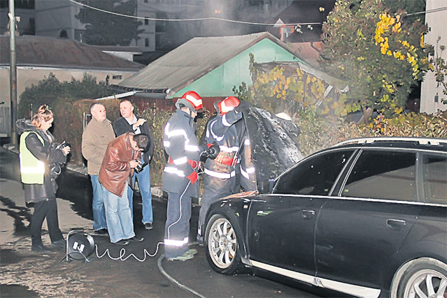 10 maşini incendiate, nici un vinovat! | FOTO