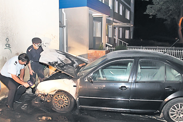 10 maşini incendiate, nici un vinovat! | FOTO