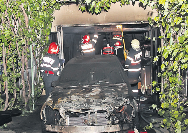 10 maşini incendiate, nici un vinovat! | FOTO