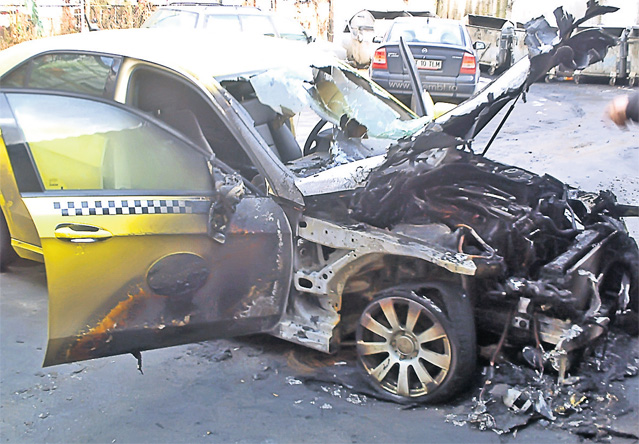 10 maşini incendiate, nici un vinovat! | FOTO