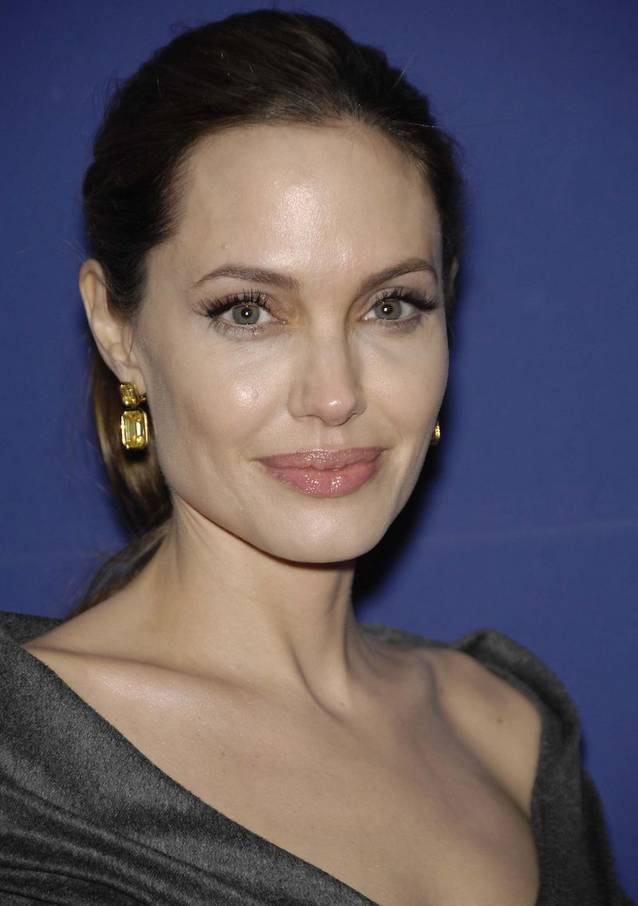 Angelina Jolie, lipsită de strălucire pe covorul roșu! Aparița ȘTEARSĂ cu care a surprins vedeta | FOTO