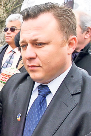 Dragoş Dolănescu, psiholog de profesie, e supărat pe fratele lui, Ionuţ: "Să vină să-l tratez, că sigur suferă de o boală psihică"