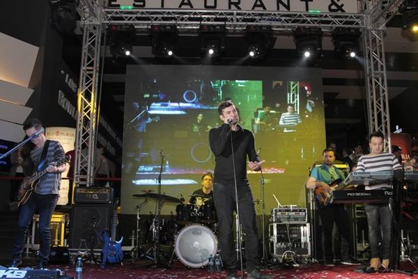 Un grup de acrobate a făcut spectacol într-un mall din Capitală | FOTO