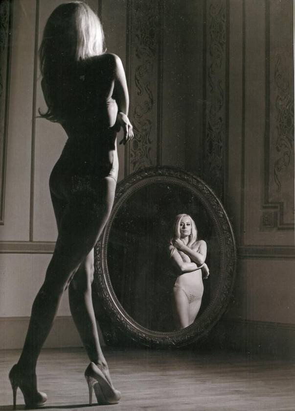 Laura Cosoi a pozat în CHILOȚI, în fața oglinzii