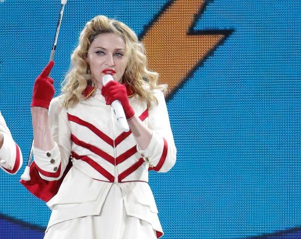 SCHIMBARE RADICALĂ de LOOK! Madonna s-a făcut BRUNETĂ! 