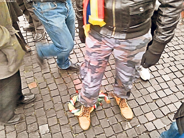 Au ieşit în stradă pentru fata cu bentiţa tricoloră