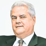 Cu sânii la vedere la fundaţia lui Năstase - FOTO