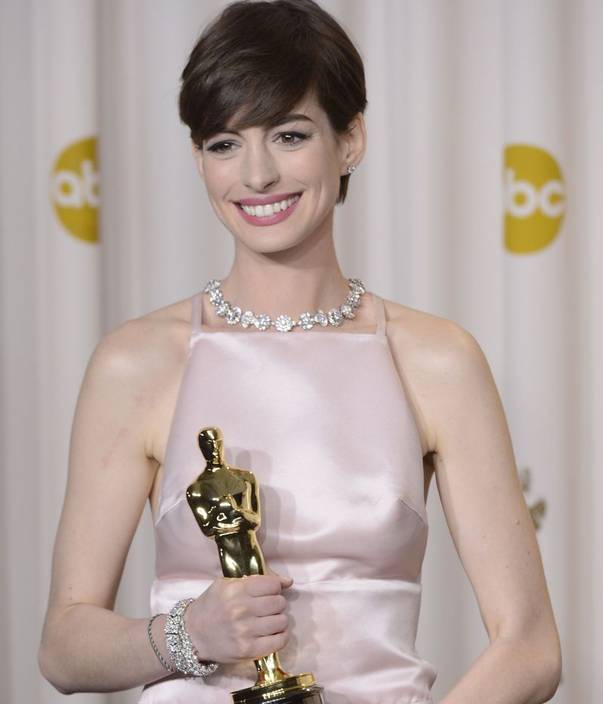 GHINIONISTĂ? Anne Hathaway a dat nas în nas cu paparazzii și nu o să-ți placă ce o să vezi! | FOTO