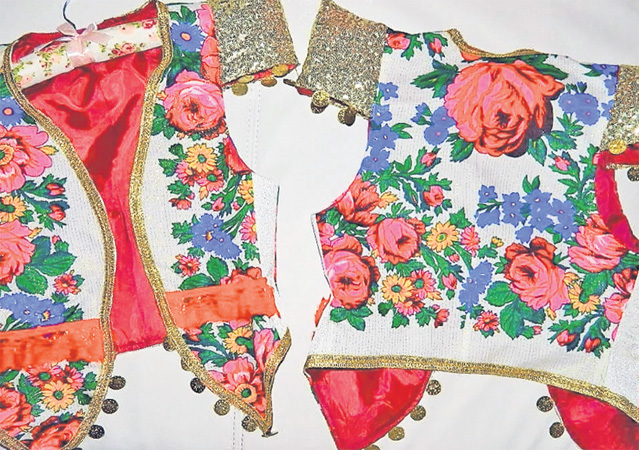 Vestuţele vedetelor au fost piratate | Andra, Delia şi Adela Popescu erau convinse că doar ele poartă «bundiţe» înflorate