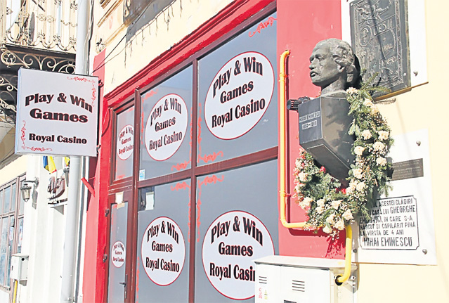 Au vândut statuile ca să joace la păcănele