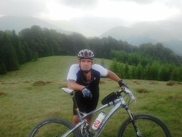 Rockerii au luat-o razna! După o viaţa de excese participă la curse de ciclism