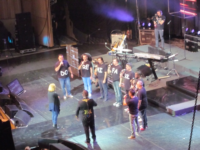 L-A DAT GATA! Vezi ce a făcut Andreea Esca, pe scenă, la concertul lui Horia Brenciu