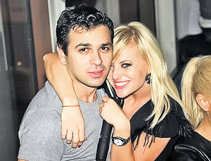 Delia a produs 4.000 € într-o singură noapte | A cântat şi a dansat provocator cu unul dintre angajaţii săi, în faţa englezilor