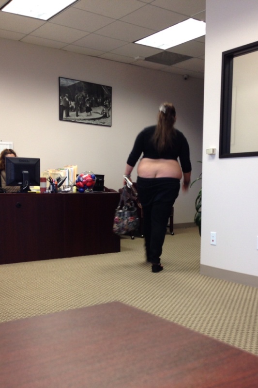 NU O SĂ-ŢI VINĂ SĂ CREZI unde a mers femeia asta îmbrăcată aşa!