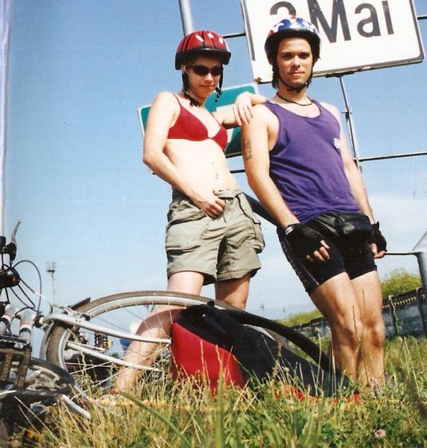 Rockerii au luat-o razna! După o viaţa de excese participă la curse de ciclism