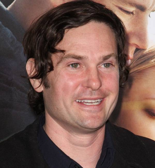 Cum arată şi ce face puştiul din filmul "E.T.: Extra-Terrestrial"