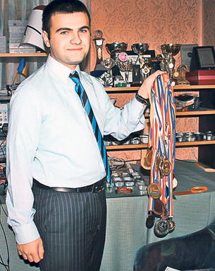 Lucrează la o maşină pentru orbi | Ionuţ Alexandru Budişteanu (18 ani), un puşti genial din Vâlcea, se pregăteşte intens pentru un concurs de invenţii din SUA