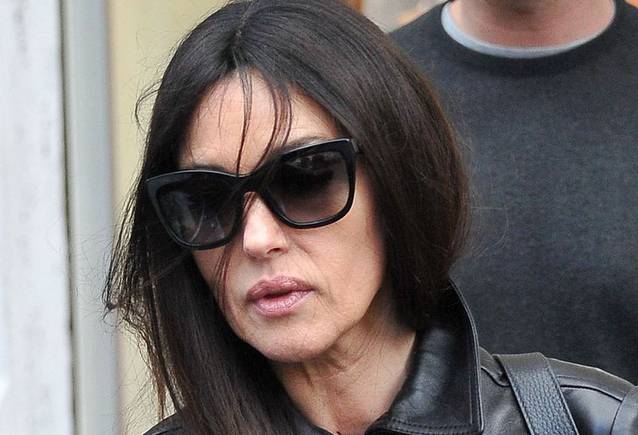 Monica Bellucci își arată vârsta! Uite-o pe stradă, ridată, fără pic de Photoshop! | FOTO