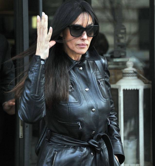Monica Bellucci își arată vârsta! Uite-o pe stradă, ridată, fără pic de Photoshop! | FOTO