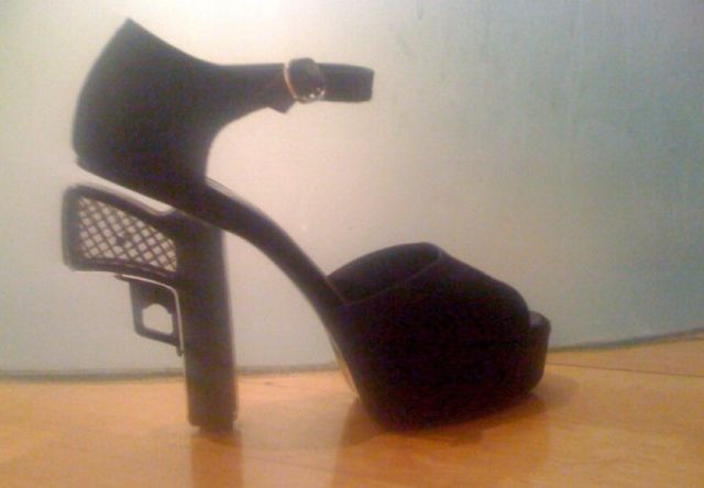 Prezentatoare TV din Marea Britanie, arestată pe aeroport din cauza pantofilor - FOTO