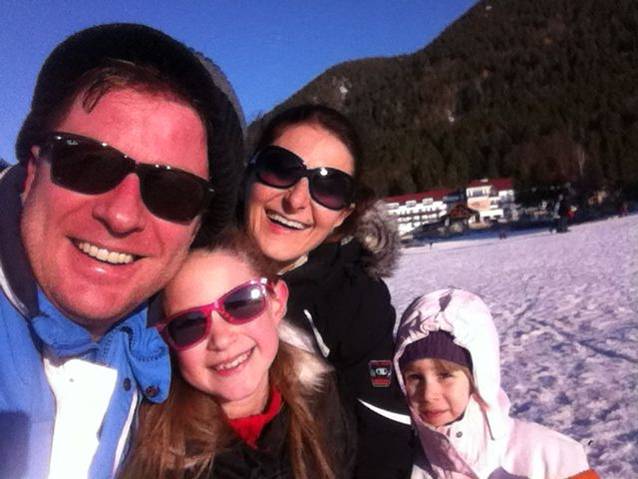 Pavel Bartoș, alături de sotia și fiicele sale