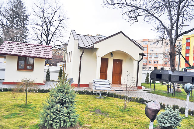 Au făcut WC-ul în formă de capelă! Toaleta a apărut în curtea unei biserici din Craiova