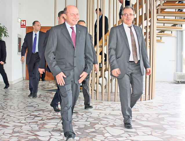 Maria Băsescu şi-a dus tatăl la Voroneţ! Părintele primei doamne şi-a sărbătorit ieri ziua de nume